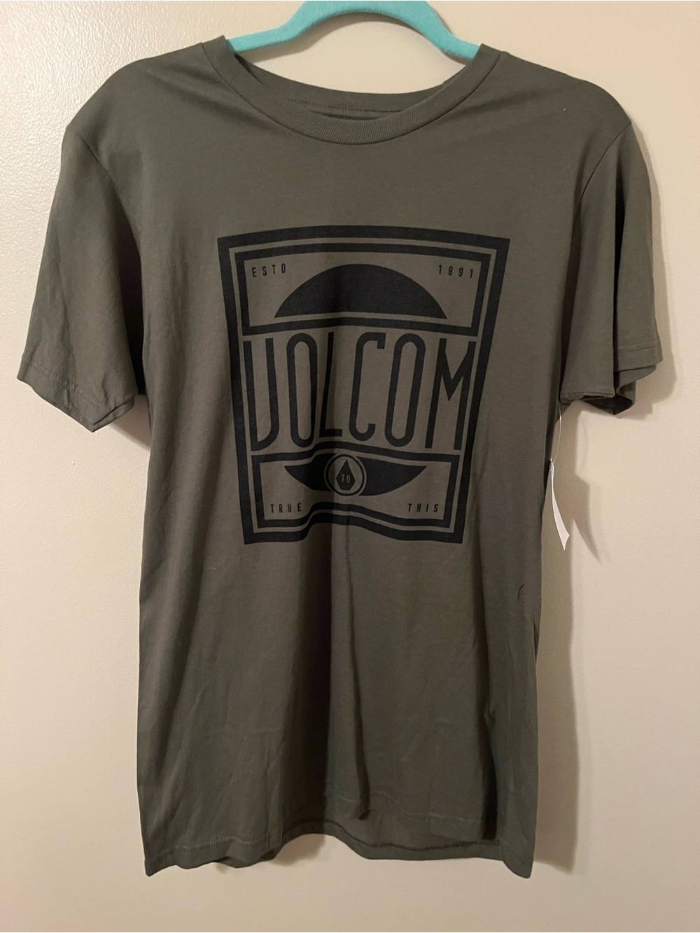 Volcom t shirt
